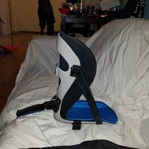 A pair of foot braces